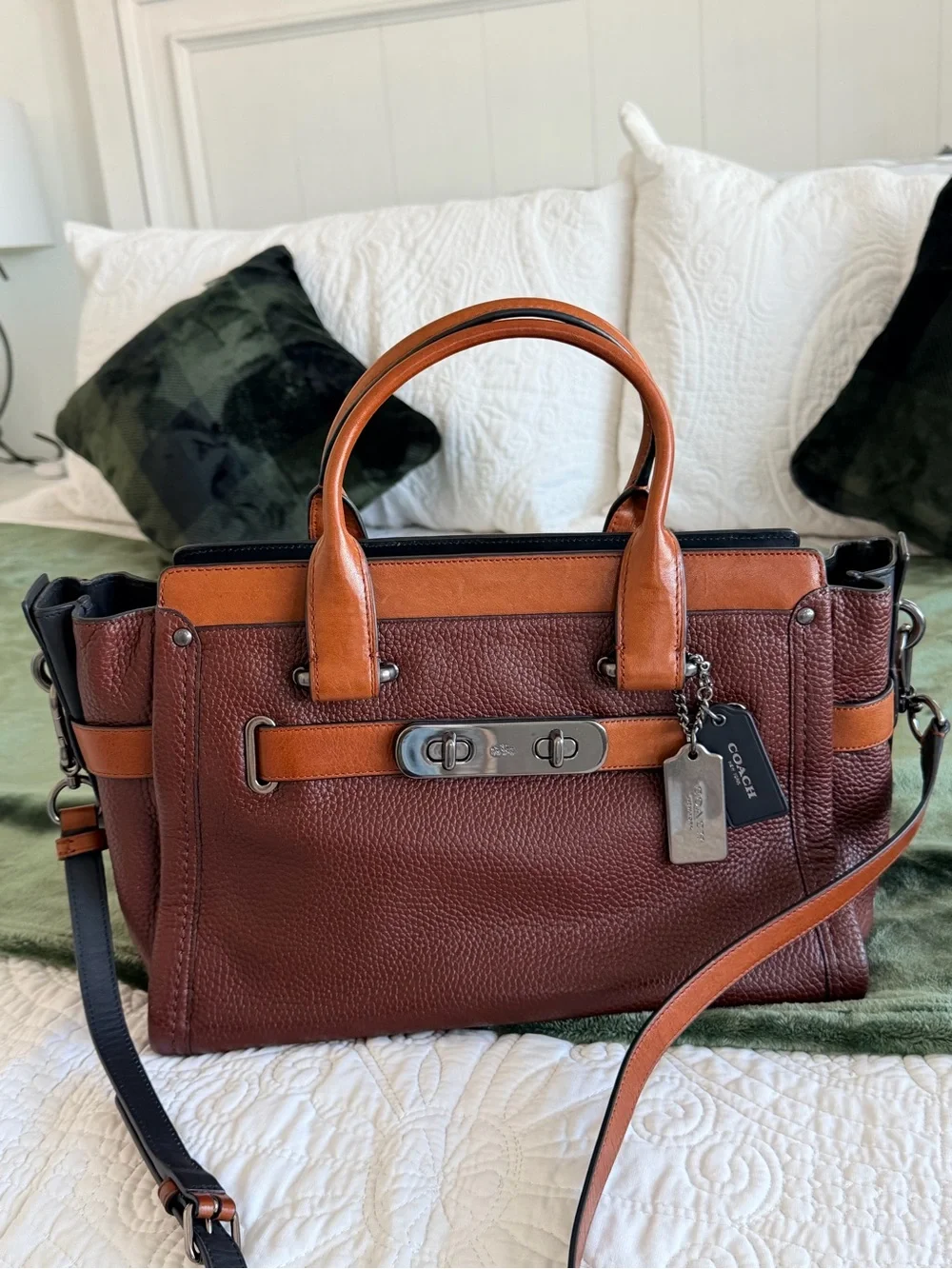 🧉Coach Color Block Swagger Carryall Leather Bag🧉